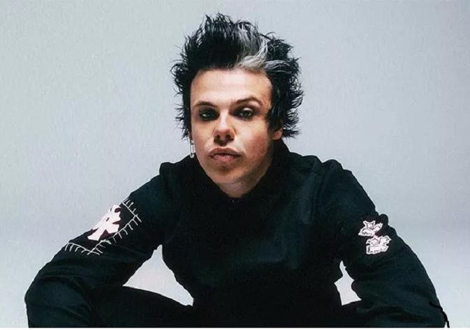 Yungblud sort une reprise explosive du plus grand hit de Kiss